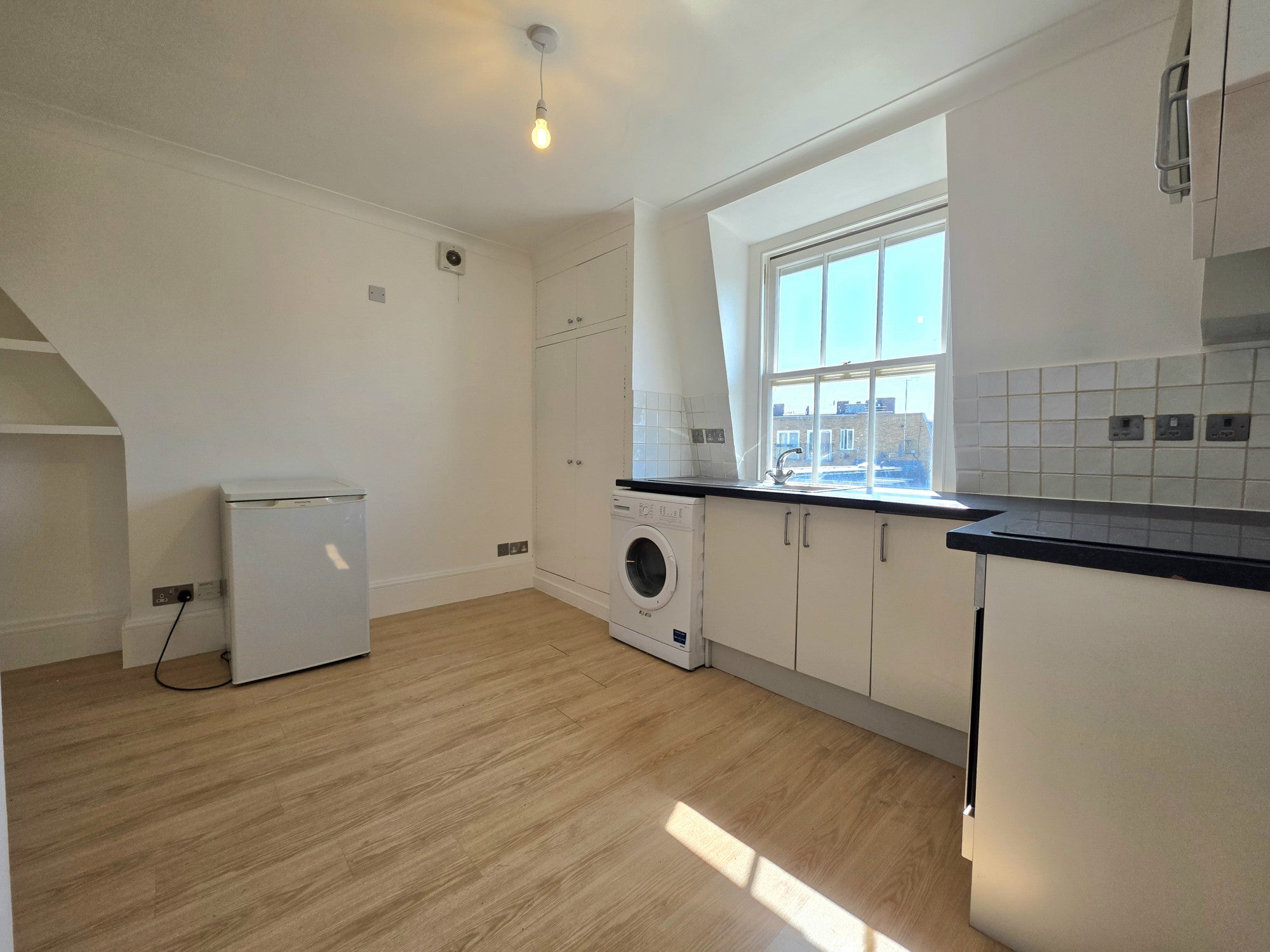 Room Camberwell Road in Greater London