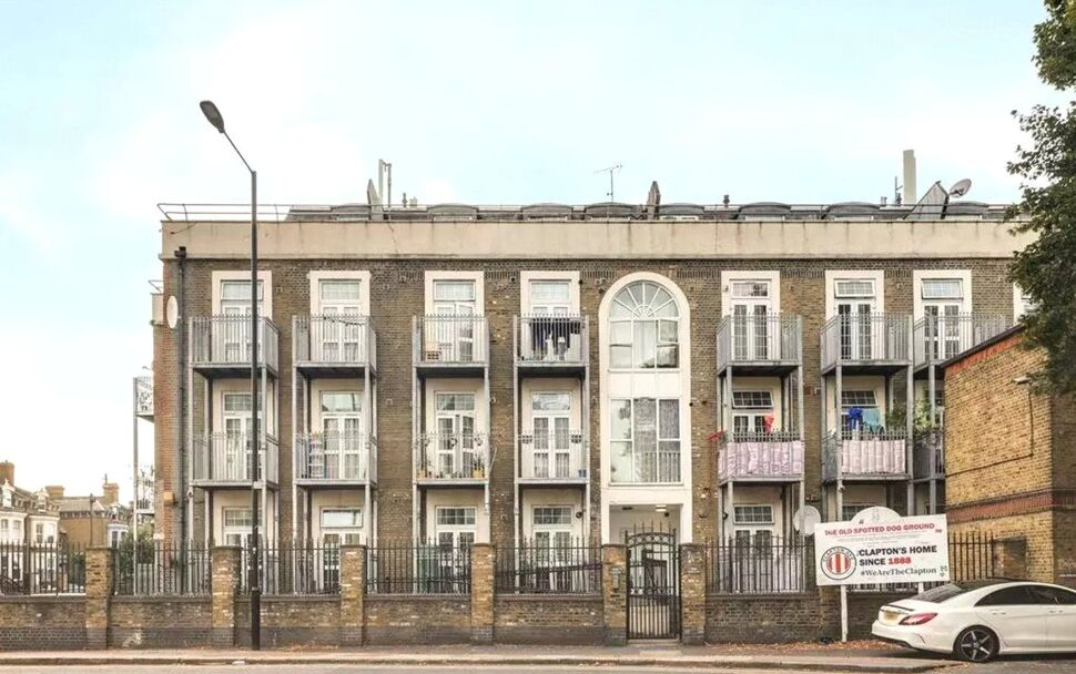 Flat Ham Park Road in Greater London