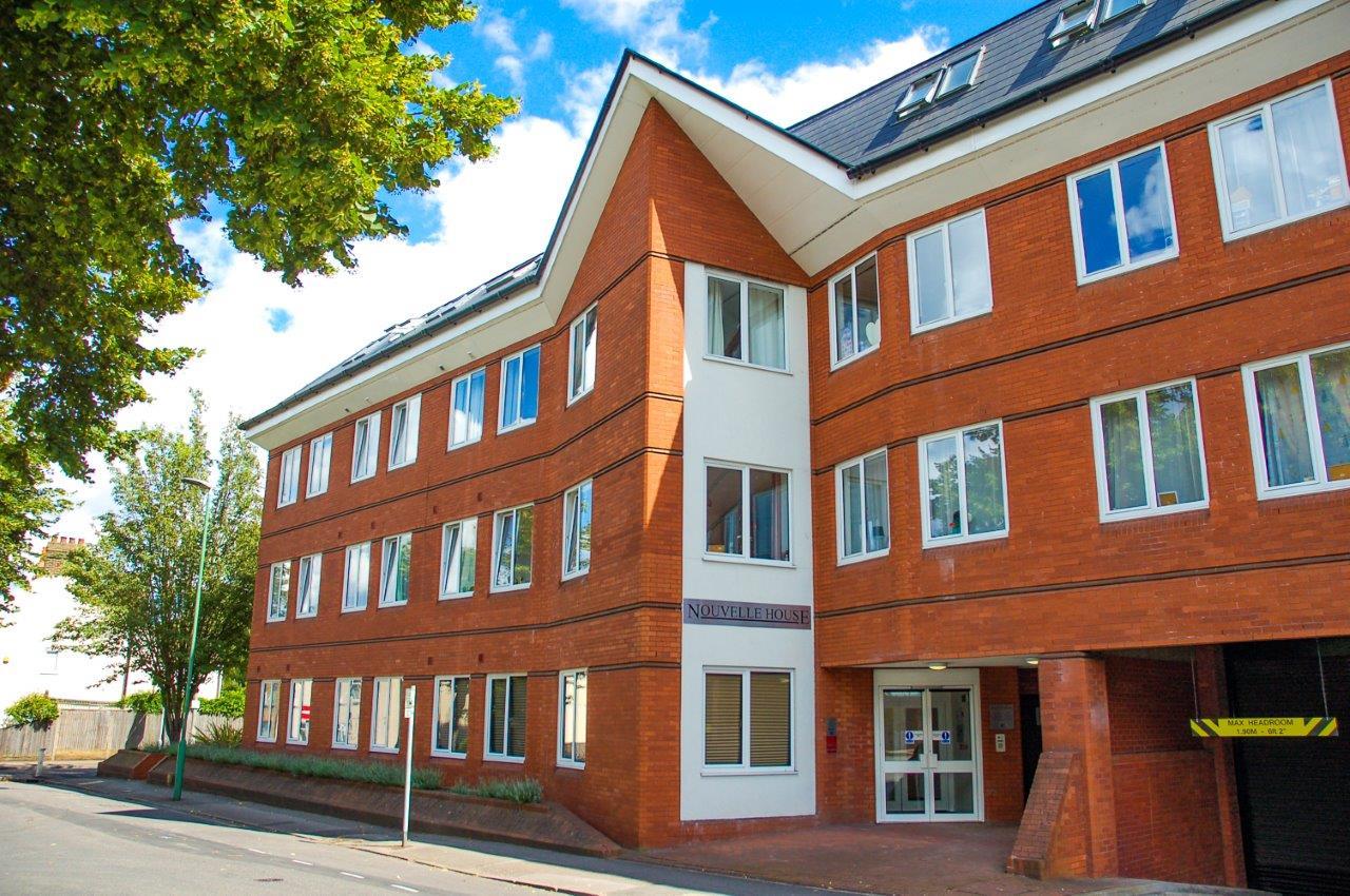 Flat Sutton Court Road in Greater London