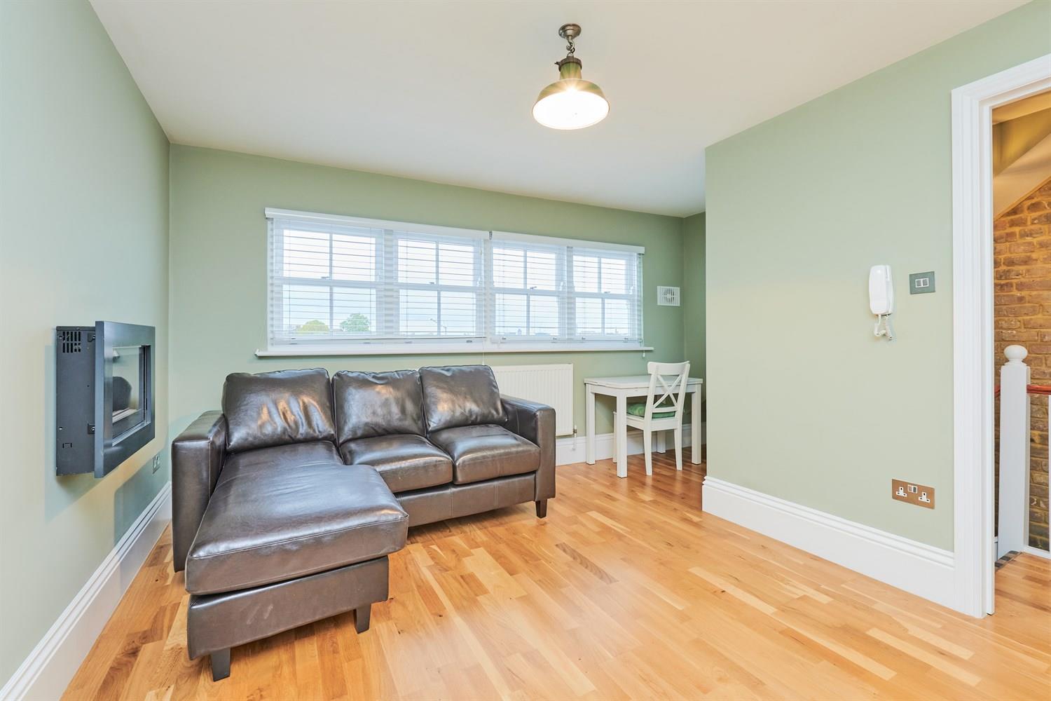 Flat Chiswick Lane in Greater London