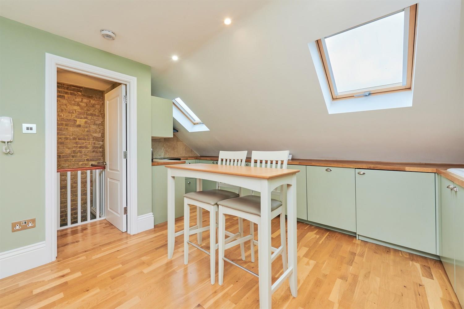 Flat Chiswick Lane in Greater London