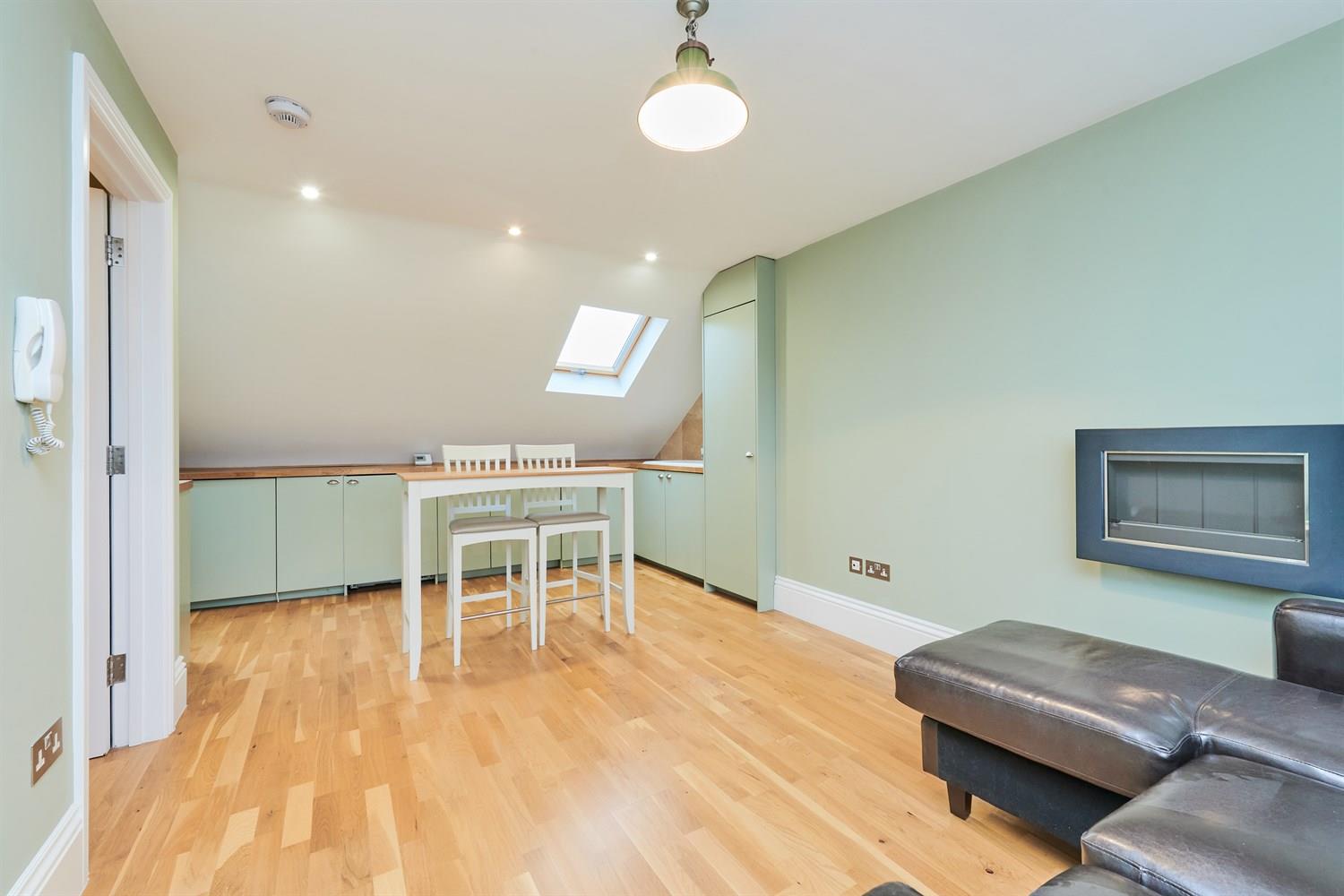 Flat Chiswick Lane in Greater London