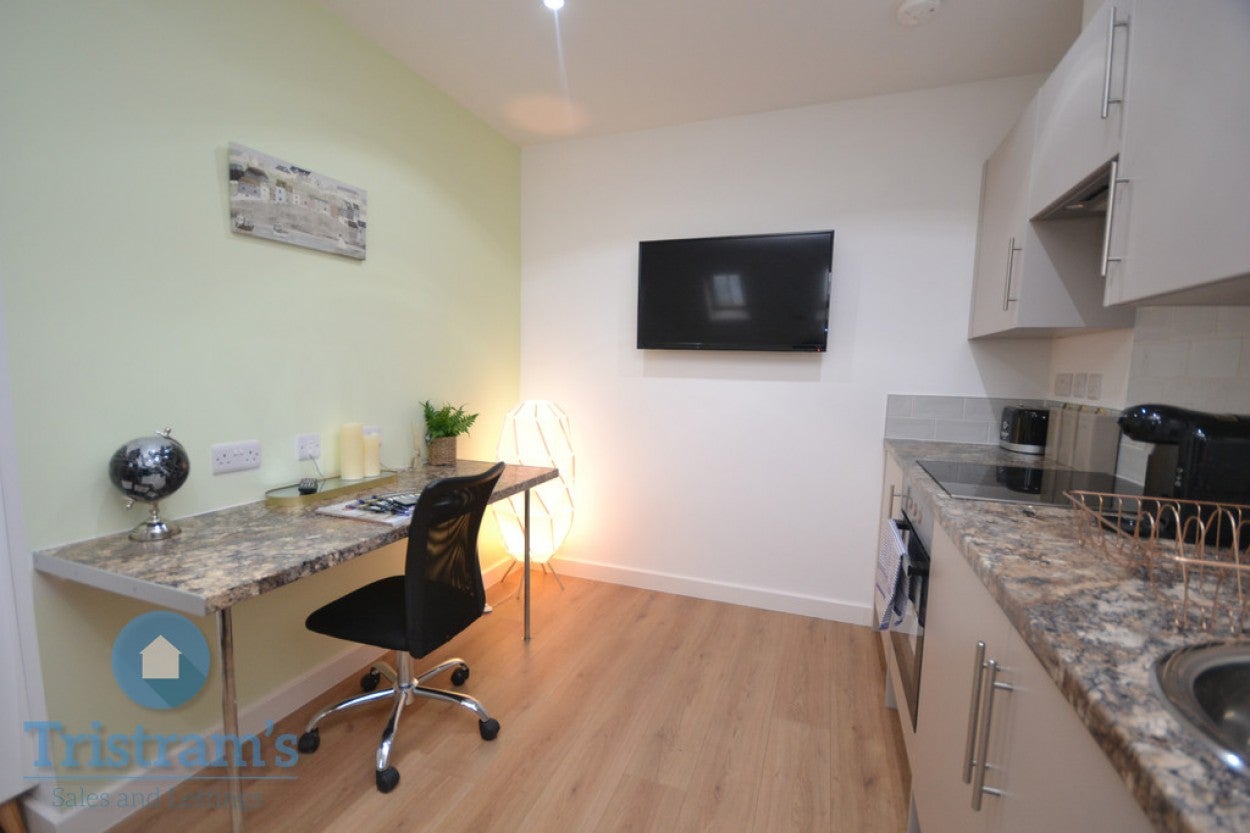 Flat Long Row in Nottingham