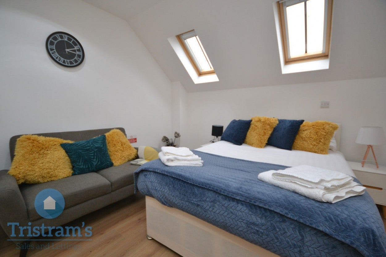 Flat Long Row in Nottingham