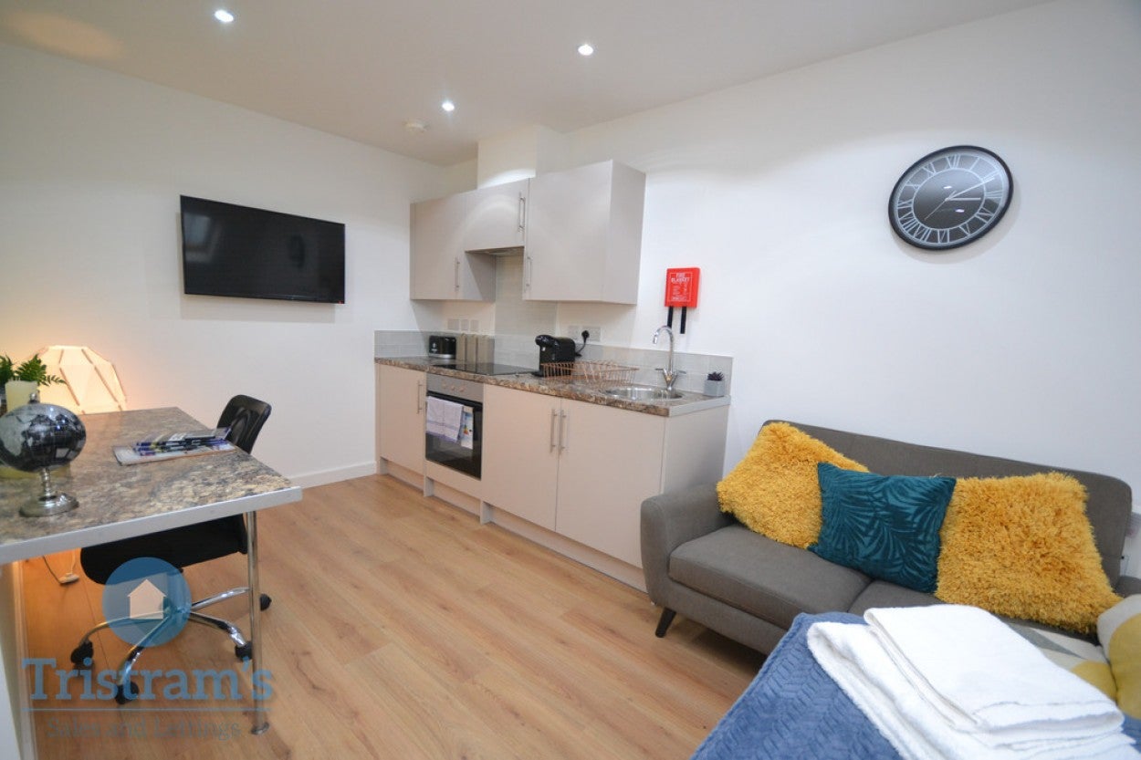 Flat Long Row in Nottingham
