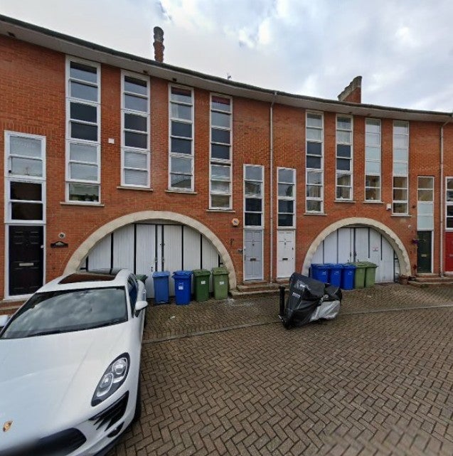 Flat Wolfe Crescent in Greater London