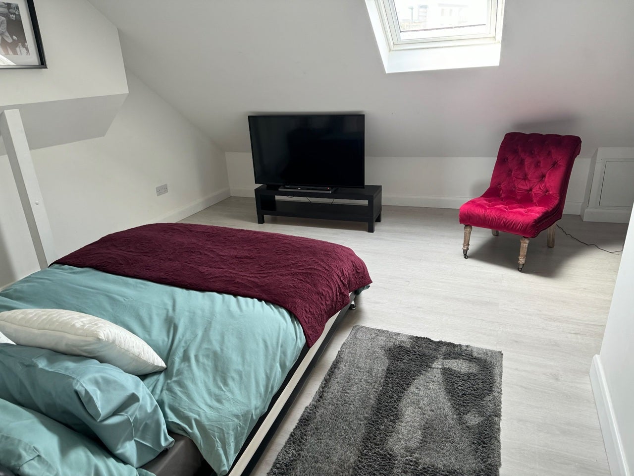 Flat Plough Lane in Greater London