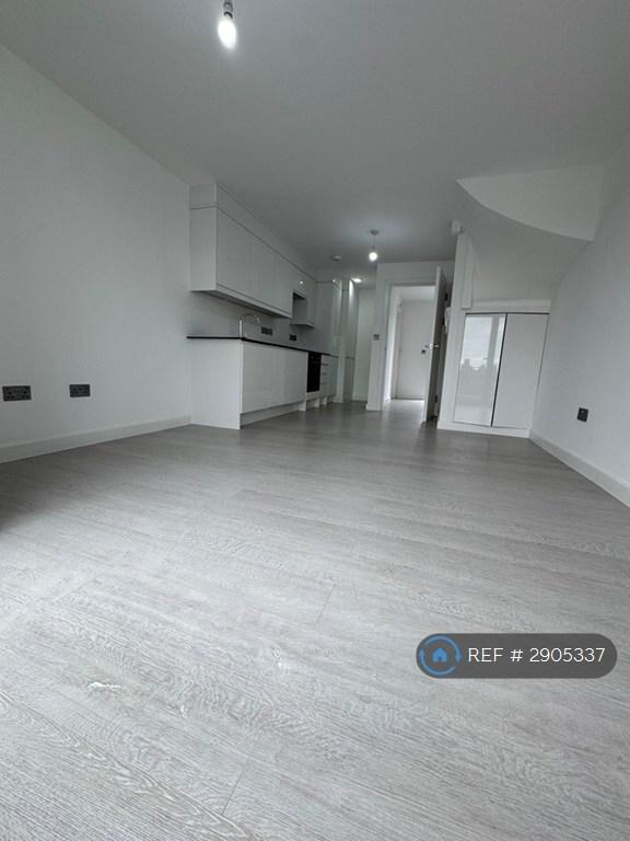Flat Staines Road in Greater London