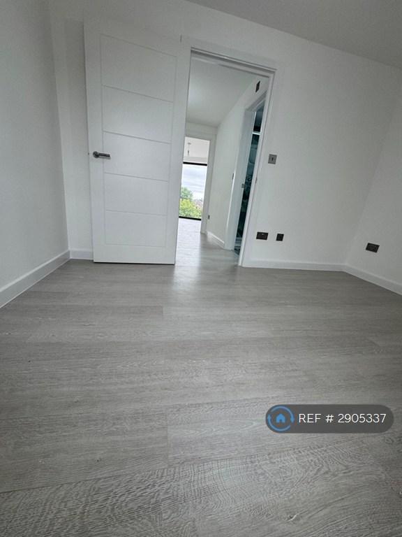 Flat Staines Road in Greater London