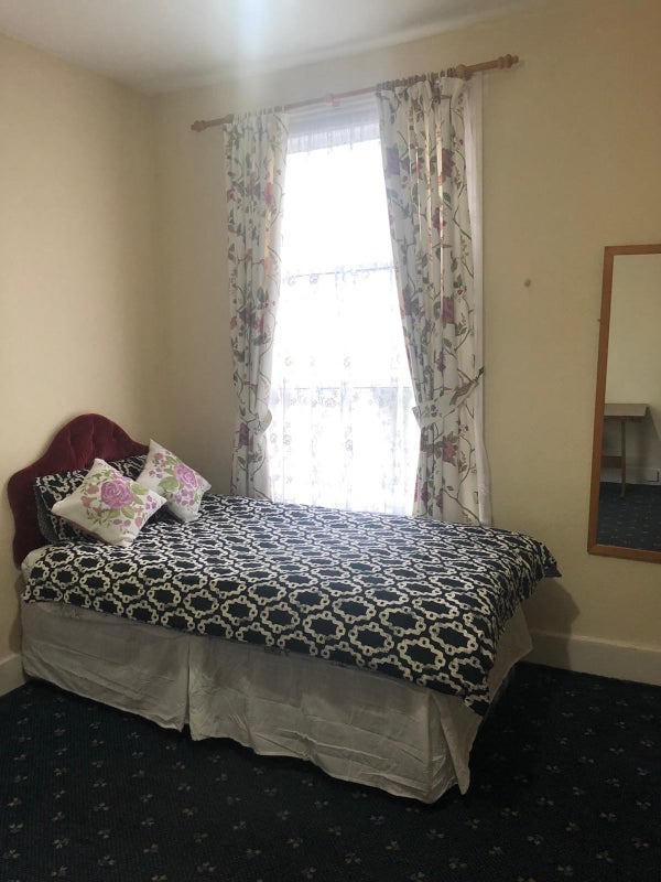 Room Hermitage Road in Greater London