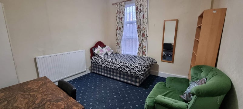 Room Hermitage Road in Greater London