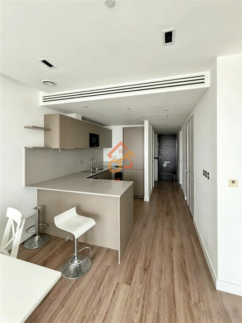 Flat Leman Street in Greater London