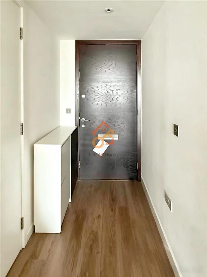 Flat Leman Street in Greater London