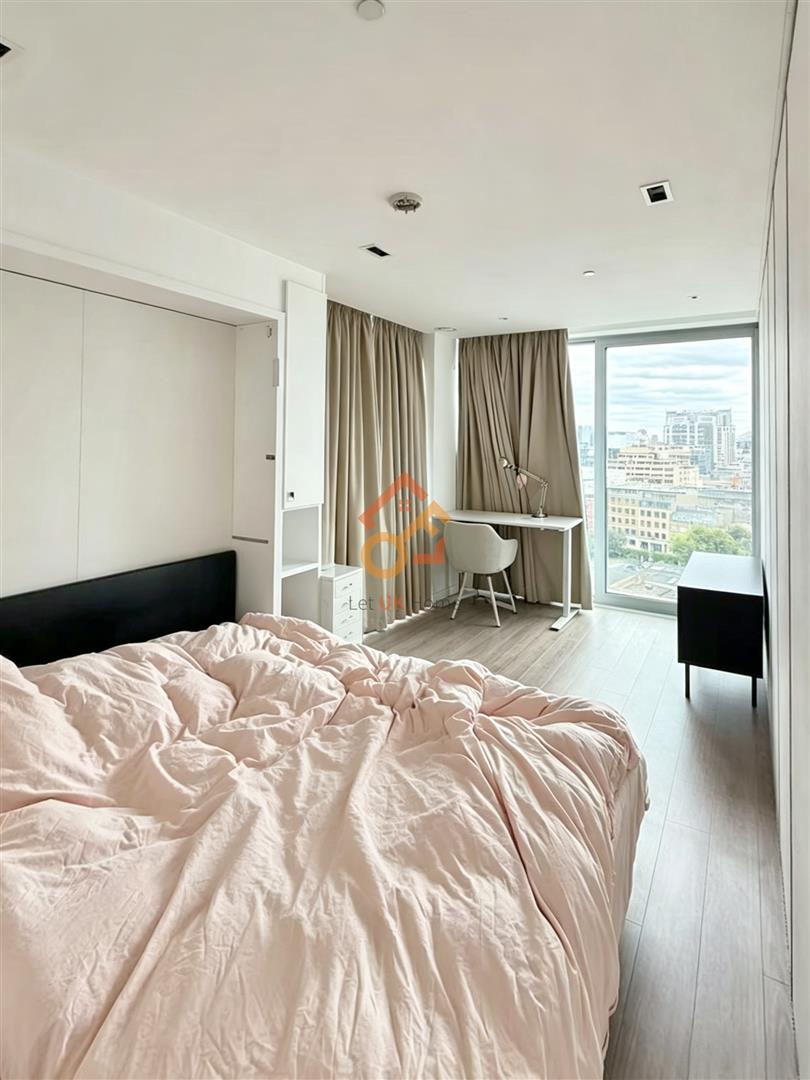 Flat Leman Street in Greater London