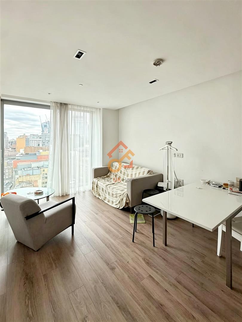 Flat Leman Street in Greater London