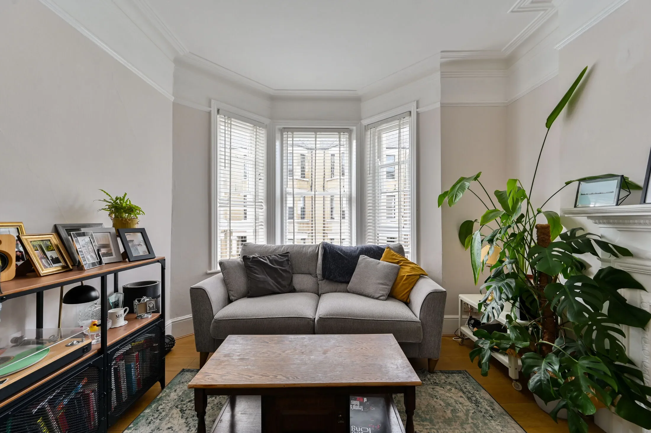 Flat Mowll Street in Greater London