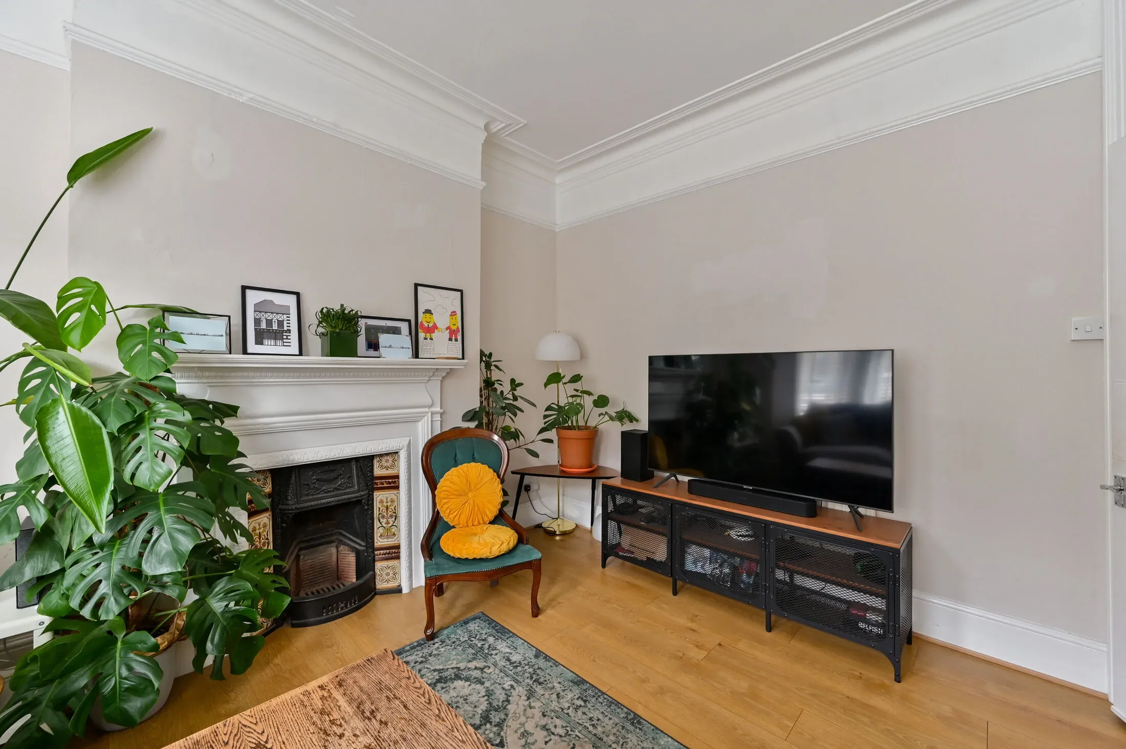 Flat Mowll Street in Greater London