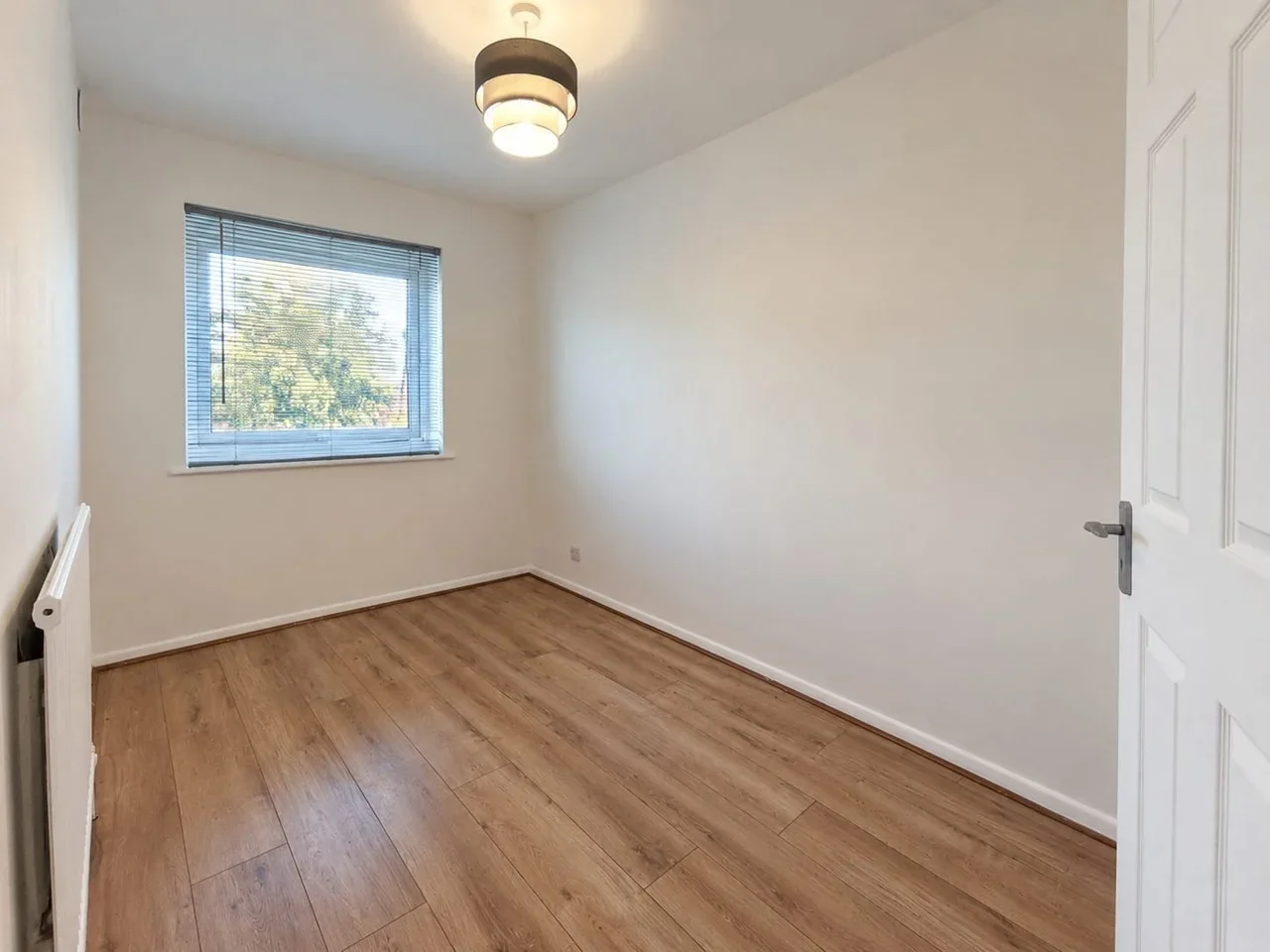 Flat Mandeville Road in Greater London