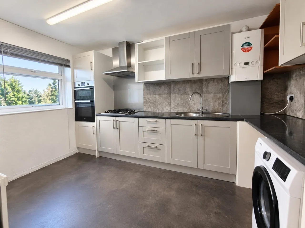 Flat Mandeville Road in Greater London