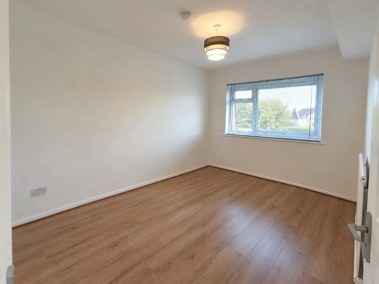 Flat Mandeville Road in Greater London