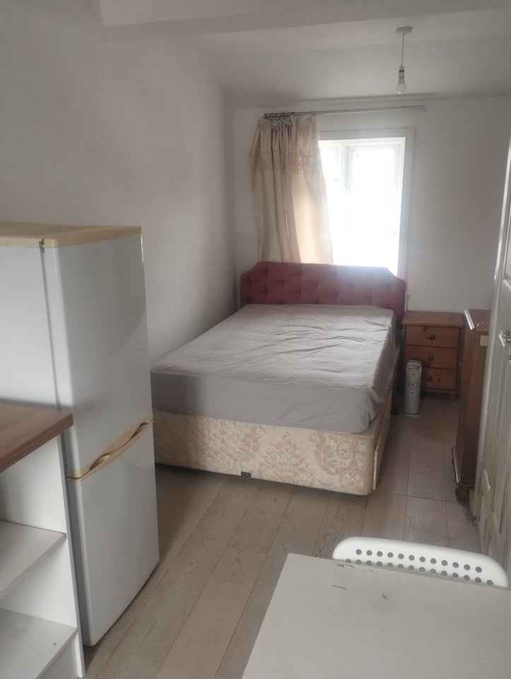 Flat Mays Lane in Greater London