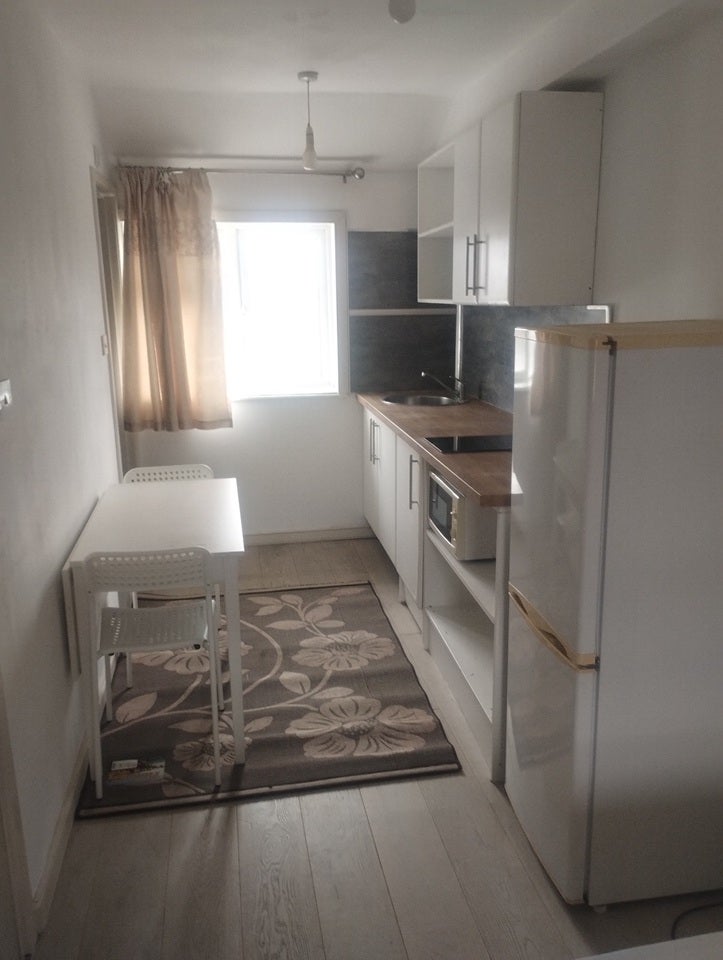 Flat Mays Lane in Greater London
