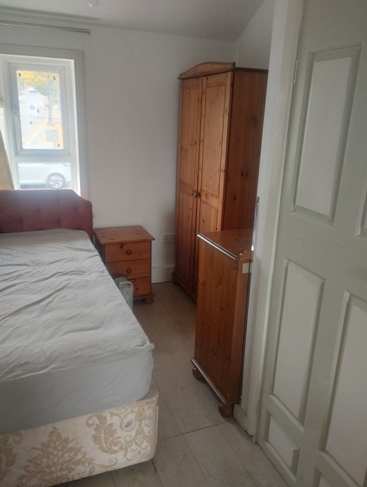 Flat Mays Lane in Greater London
