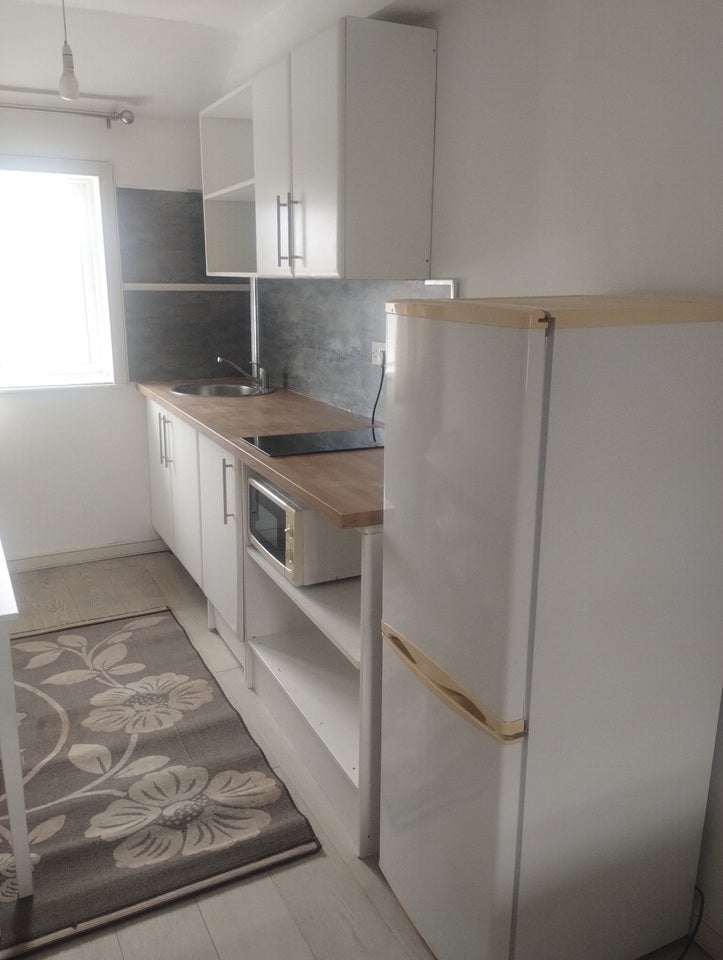 Flat Mays Lane in Greater London