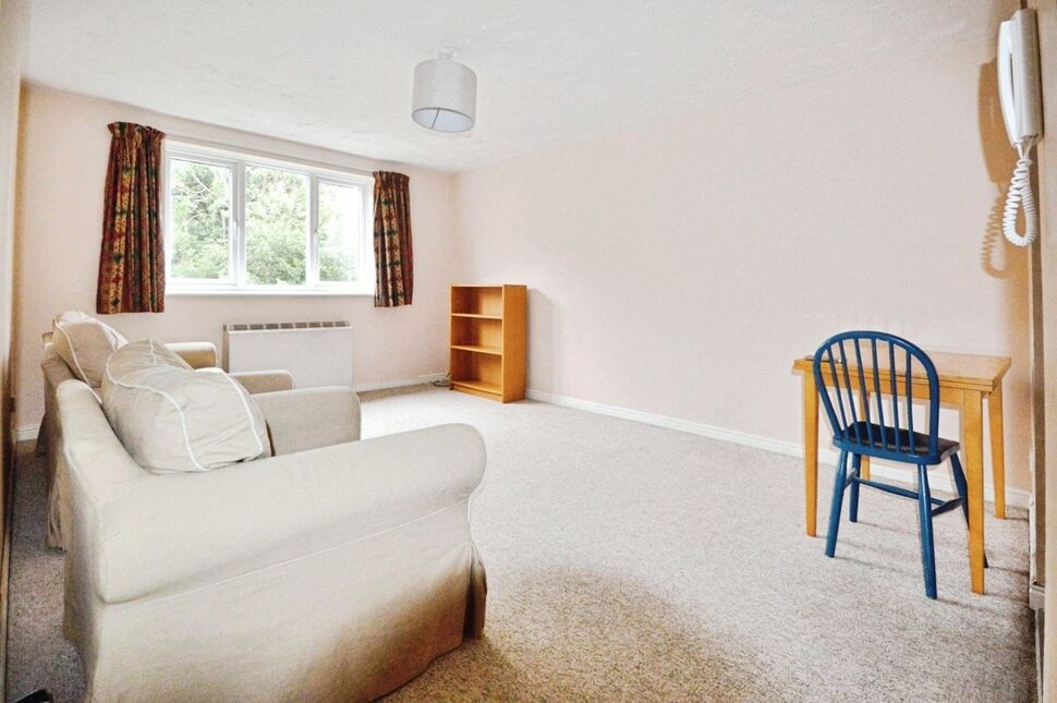 Flat Varsity Drive in Greater London