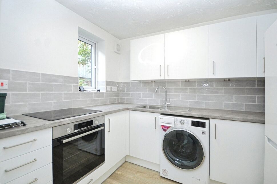 Flat Varsity Drive in Greater London