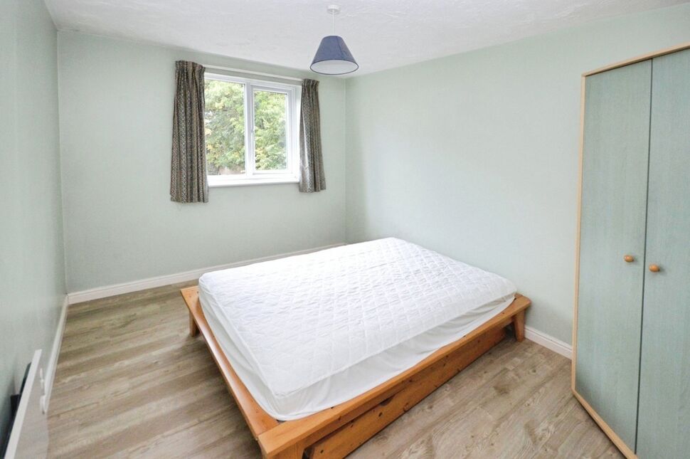 Flat Varsity Drive in Greater London