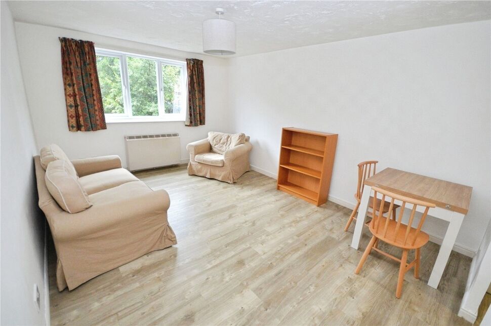 Flat Varsity Drive in Greater London
