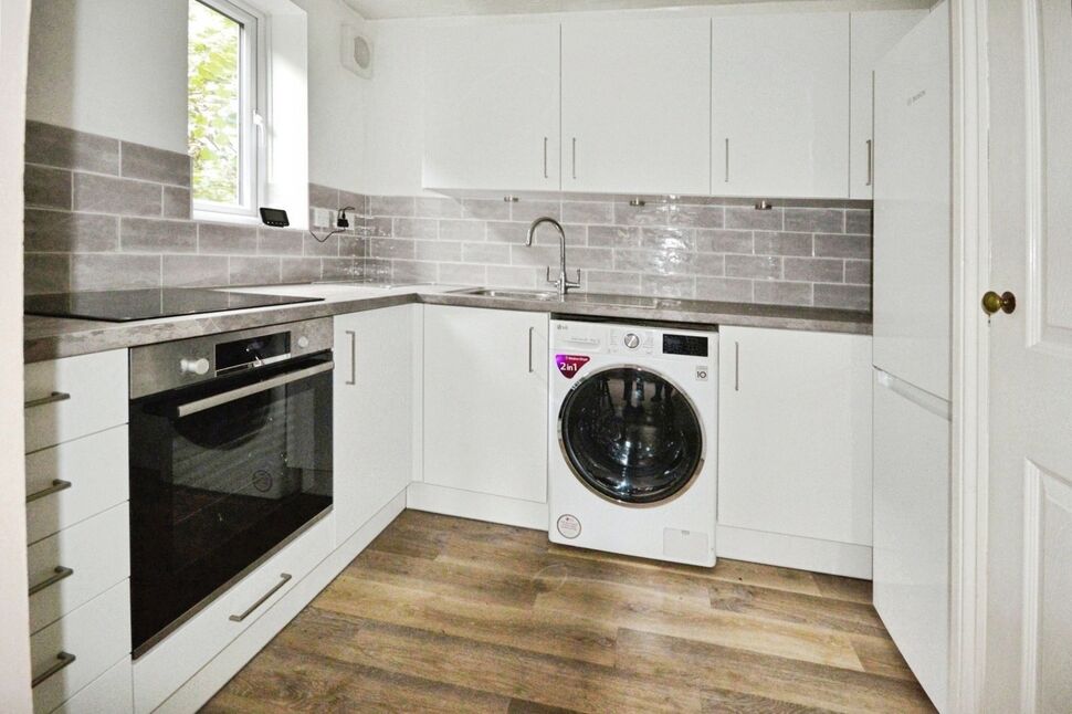 Flat Varsity Drive in Greater London