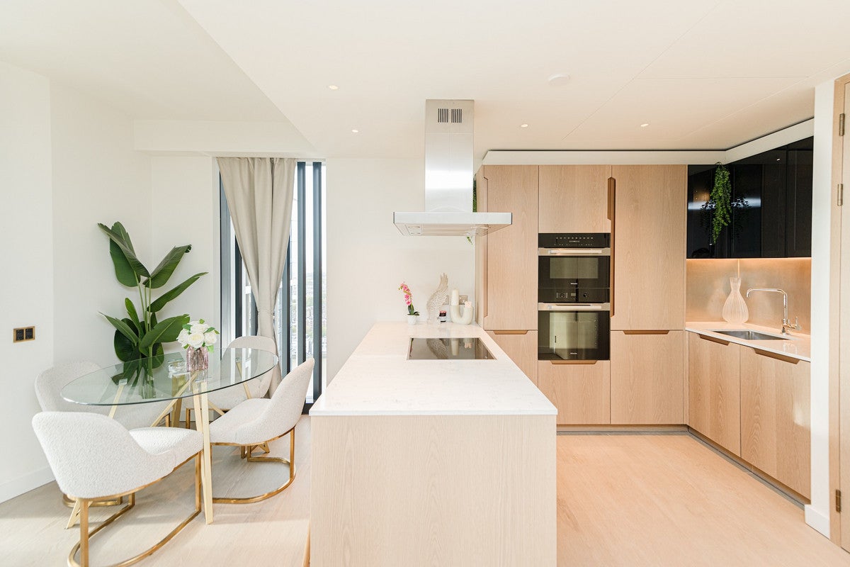 Flat Nine Elms Lane in Greater London
