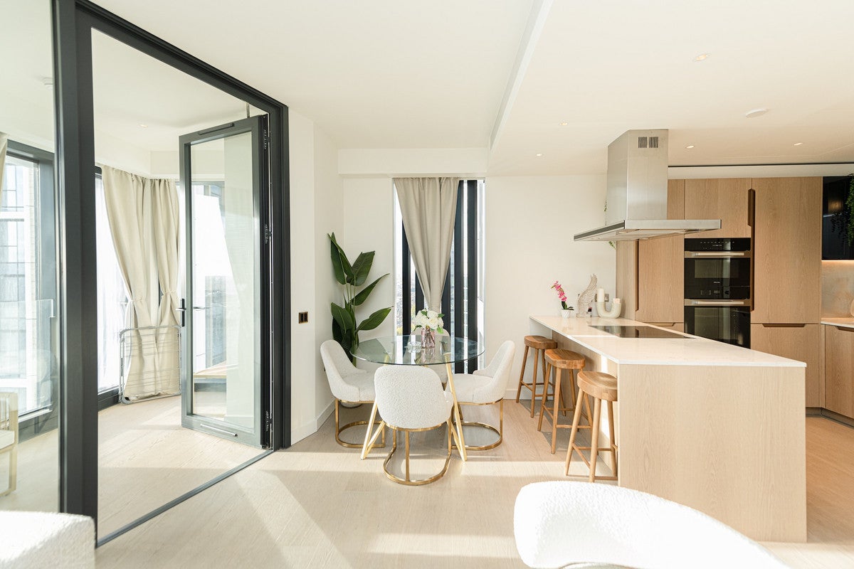Flat Nine Elms Lane in Greater London