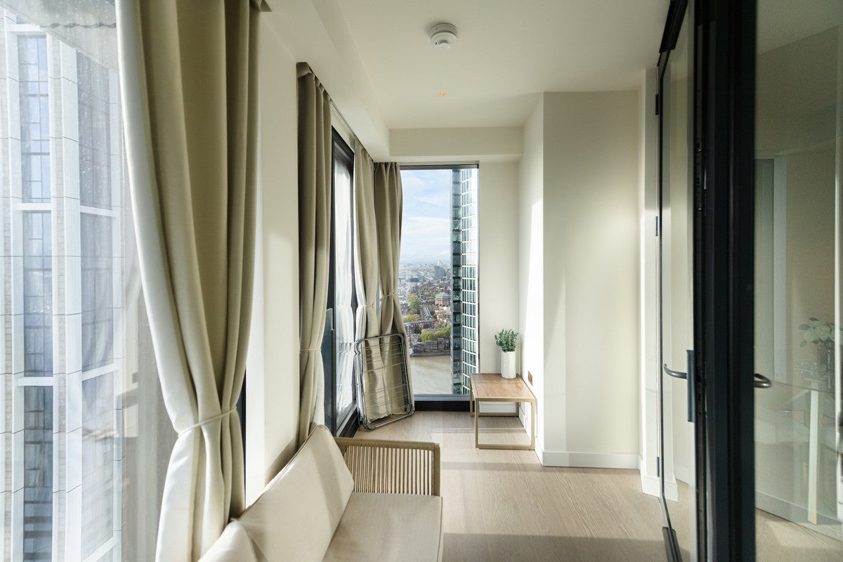 Flat Nine Elms Lane in Greater London