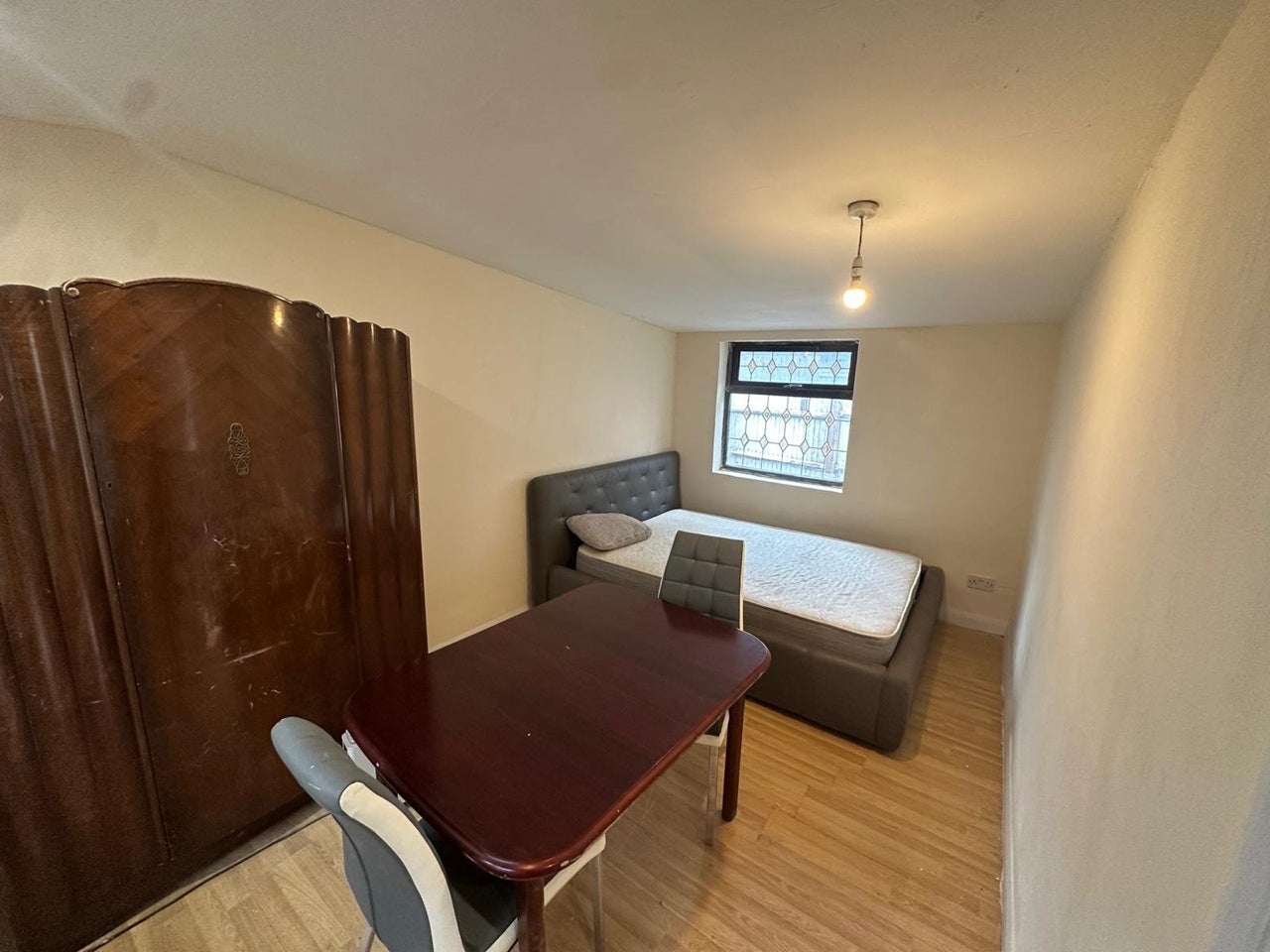 Flat Clayponds Avenue in Greater London