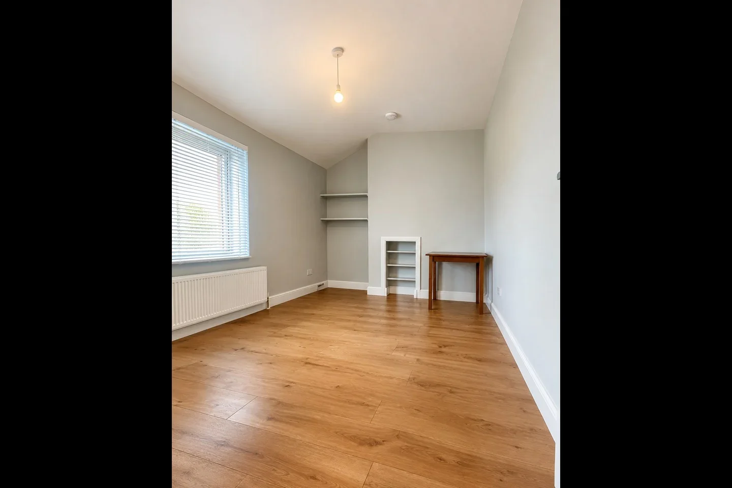 Flat Oaklands Grove in Greater London