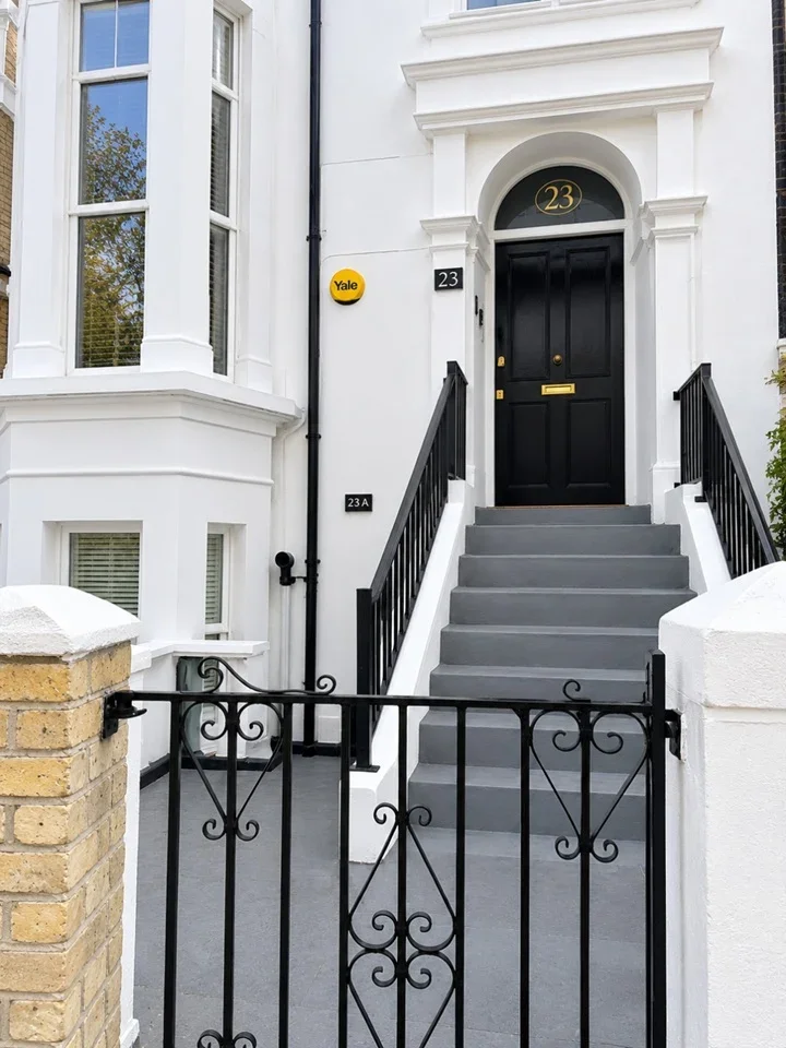 Flat Oaklands Grove in Greater London