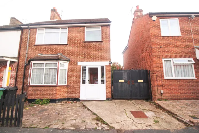 Flat Jubilee Road in Watford