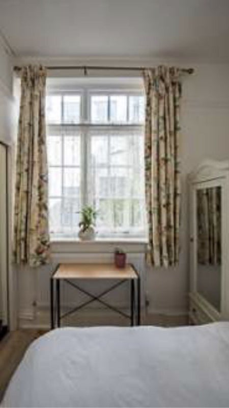 Room Hampstead Lane in Greater London