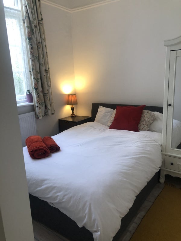 Room Hampstead Lane in Greater London
