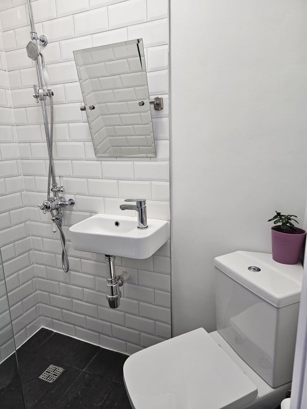 Room Hampstead Lane in Greater London
