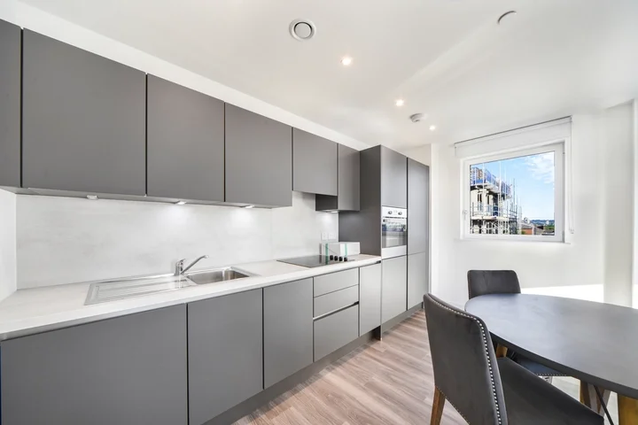 Flat Winkfield Road in Greater London