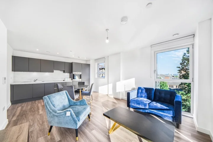Flat Winkfield Road in Greater London