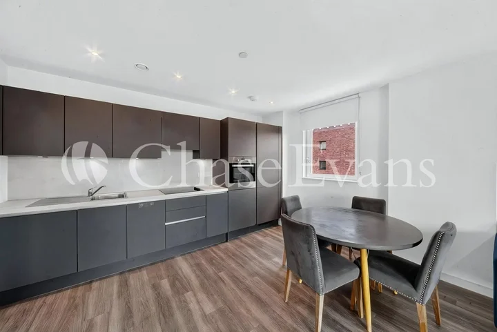 Flat Winkfield Road in Greater London