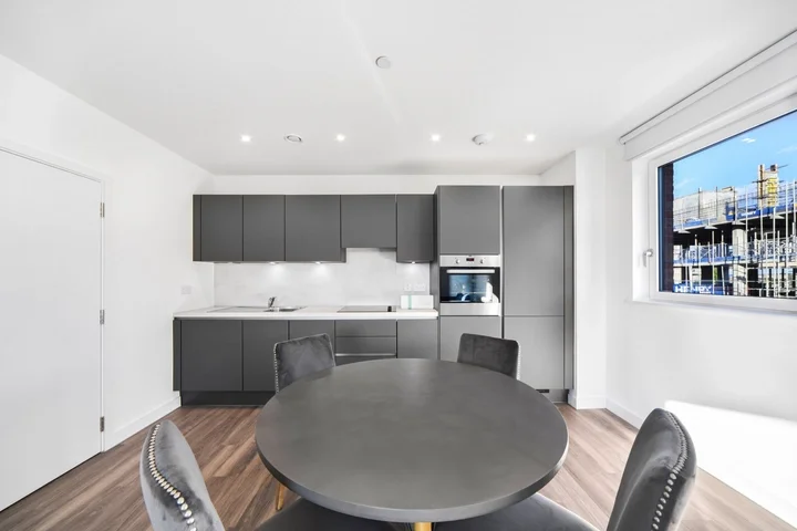 Flat Winkfield Road in Greater London