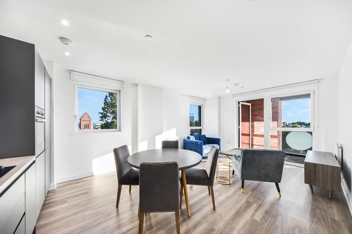 Flat Winkfield Road in Greater London