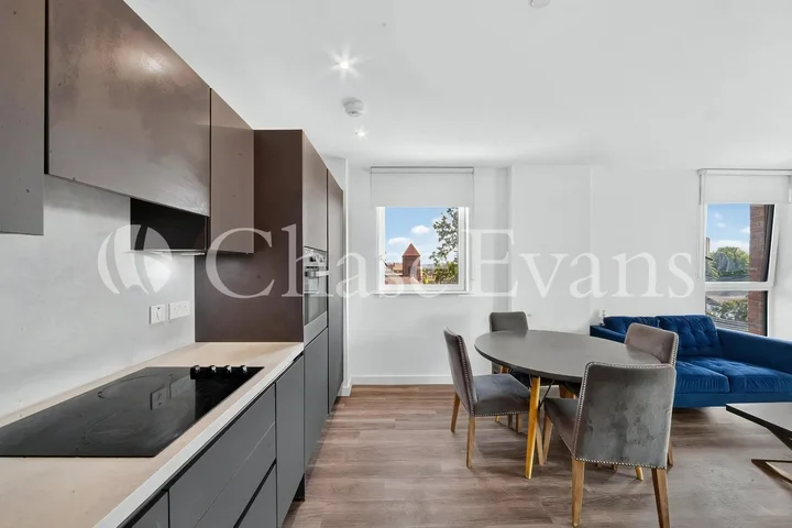 Flat Winkfield Road in Greater London