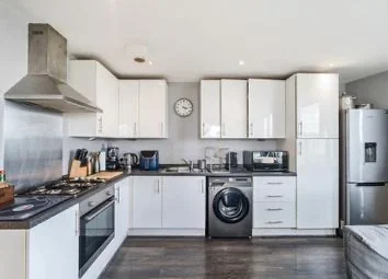 Flat Taylor Place in Greater London